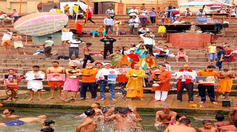Varanasi News: मोदी सरकार के 10 साल पूरा होने पर नमामि गंगे ने मां गंगा की उतारी आरती, मांगा आशीर्वाद