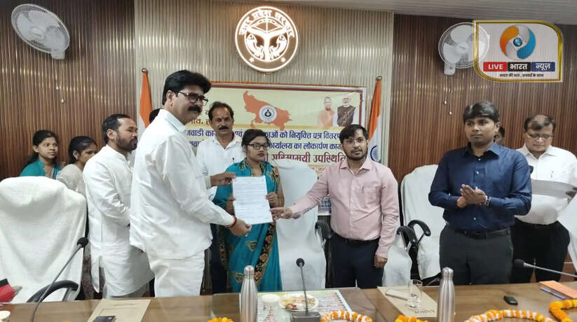 इस अवसर पर 17 पूर्ण आंगनबाड़ी केंद्रों एवं बाल विकास परियोजना कार्यालय सह-गोदाम शहाबगंज का लोकार्पण भी किया गया, जिससे क्षेत्र में बाल विकास सेवाओं को और मजबूती मिलेगी। कार्यक्रम के दौरान लखनऊ में आयोजित राज्य स्तरीय समारोह का लाइव प्रसारण भी देखा गया, जिसमें मुख्यमंत्री की उपस्थिति में योजनाओं की जानकारी साझा की गई।  जिलाधिकारी ने अपने संबोधन में कहा कि प्रधानमंत्री और मुख्यमंत्री की प्रेरणा से महिलाओं को आगे बढ़ने के बेहतर अवसर मिल रहे हैं। उन्होंने नव नियुक्त कार्यकत्रियों को बधाई देते हुए कहा कि उनकी भूमिका समाज में बेहद महत्वपूर्ण है, खासकर माताओं और बच्चों के स्वास्थ्य एवं पोषण की जिम्मेदारी उनके कंधों पर है।