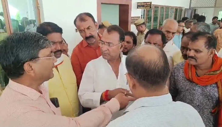 भाजपा नेता राणा सिंह किसानों के मुद्दे पर सक्रिय, डीएम कार्यालय में उठाई गडई नदी सफाई की अनियमितताओं की शिकायत
