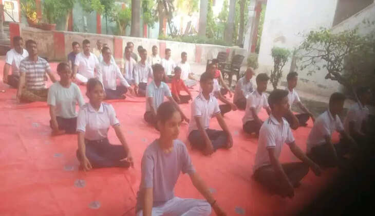 Varanasi News: श्री सुभाष इण्टर कालेज में योगाभ्यास का आयोजन करे योग रहे निरोग&nbsp;