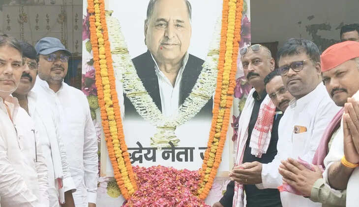 मुलायम सिंह यादव की पुण्यतिथि पर सपा कार्यालय में श्रद्धांजलि सभा, हवन-पूजन कर किया शांति पाठ