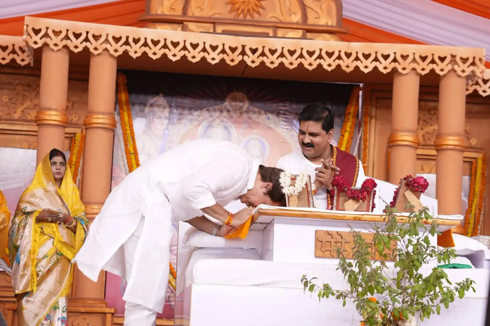चंदौली में श्रीराम कथा के मंच से धनंजय सिंह का संदेश, योगी सरकार पर जताया भरोसा