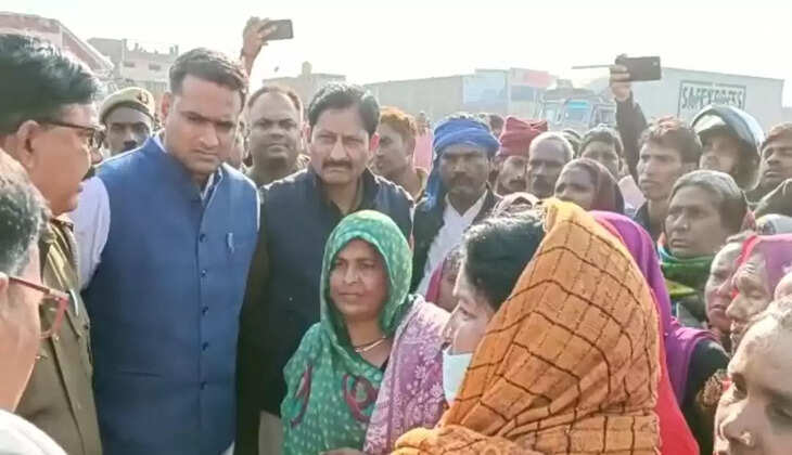 Chandauli News: दुर्घटना में मृत व्यक्ति का शव सड़क पर रख ग्रामीणों ने किया बवाल