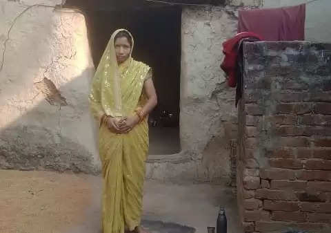 Ayodhya News: पात्रता की श्रेणी में होने के बावजूद नहीं मिल रहा आवास, जर्जर मकान में रहने को मजबूर गरीब परिवार