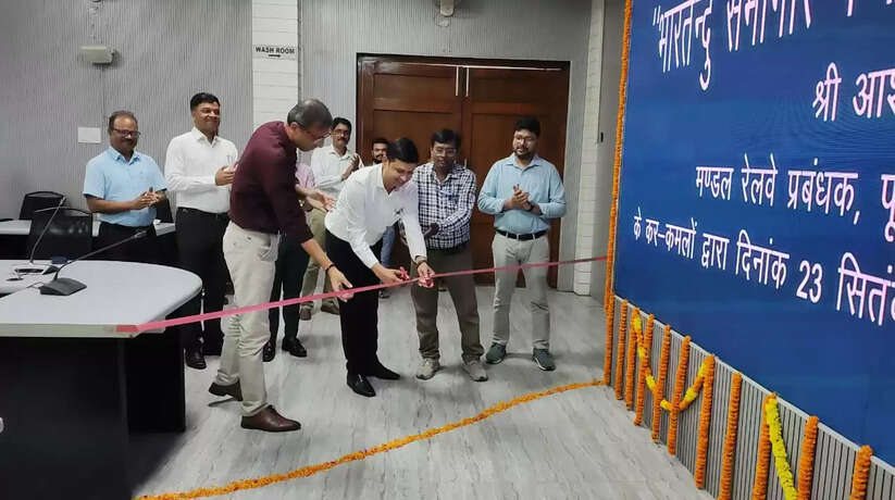वाराणसी मंडल रेल प्रबंधक कार्यालय में वीडियो वॉल का शुभारंभ
