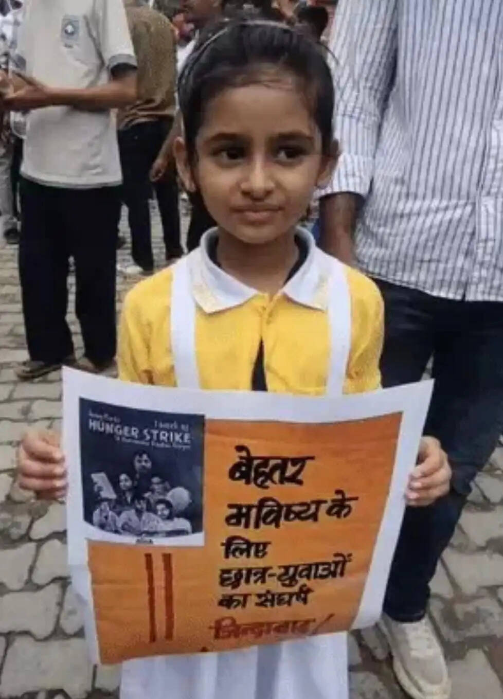 प्रदर्शन कर रहे छात्रों ने आरोप लगाया कि नीट पेपर लीक जैसी घटनाओं से लाखों अभ्यर्थियों का भविष्य प्रभावित हुआ है। साथ ही उन्होंने दिल्ली के जंतर-मंतर पर छात्र प्रदर्शन के दौरान हुई कथित लाठीचार्ज की निष्पक्ष जांच कराने की मांग की।
