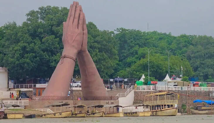 वाराणसी में गंगा का जलस्तर घटा, बड़ी नावों के संचालन की अनुमति मांग रहे नाविक