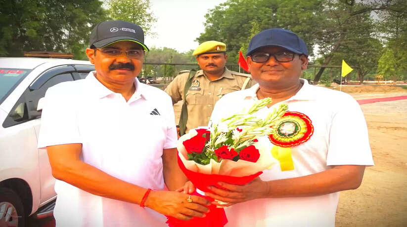 भुल्लनपुर पीएसी में २८वीं पीएसी पूर्वी जोन अंतर वाहिनी फुटबाल प्रतियोगिता-२०२४ का हुआ शुभारंभ वाराणसी। ३४वीं वाहिनी पीएसी वाराणसी की मेजबानी में दिनांक १०/०७/२०२४ को २८वीं पीएसी पूर्वी जोन अंतर वाहिनी फुटबाल प्रतियोगिता-२०२४ का शुभारंभ आयोजन सचिव, पंकज कुमार पांडेय, आईपीएस, सेनानायक, ३४वीं वाहिनी पीएसी वाराणसी द्वारा ३४वीं वाहिनी पीएसी भुल्लनपुर वाराणसी परिसर के फुटबॉल ग्रांउड में किया गया। इस प्रतियोगिता में उत्तर प्रदेश पीएसी पूर्वी जोन की विभिन्न १० वाहिनियों से (४वीं वाहिनी, १२वीं, २०वीं, ३३वीं, ३४वीं, ३६वीं, ३७वीं, ३९वीं, ४२वीं तथा ४८वीं वाहिनी) से कुल १८० खिलाड़ियों द्वारा प्रतिभाग किया जा रहा है । _पीएसी अंतर वाहिनी के विभिन्न 'टीम मैनेजर्स' से मुख्य अतिथि द्वारा परिचय प्राप्त किया गया_समस्त टीमों की ग्राउण्ड से 'मार्च पास्ट' की कार्यवाही बैण्ड की मधुर धुन पर सभी टीमों द्वारा उत्कृष्ट 'टर्नआउट' के साथ संपन्न हुई। टीमों के 'मार्च पास्ट' द्वारा दिये गये अभिवादन को मुख्य अतिथि/आयोजन सचिव पंकज पाण्डेय द्वारा सलामी मंच से स्वीकार किया गया। प्रतिभागियों के इस अच्छे प्रदर्शन का दर्शकों द्वारा ताली बजाकर स्वागत किया गया। तत्पश्चात आयोजन सचिव द्वारा सलामी मंच से इस प्रतियोगिता के शुभारंभ की औपचारिक घोषणा की गयी। अन्तरवाहिनी फुटबॉल प्रतियोगिता में प्रथम मैच ३४वीं वाहिनी पीएसी भुल्लनपुर व २०वीं वाहिनी पीएसी आजमगढ़ के बीच खेला गया, जिसमें ३४वीं वाहिनी ने ०३ गोल करते हुए ३-० से आजमगढ़ को शिकस्त दी तथा द्वितीय मैच ३७वीं वाहिनी कानपुर व ४२वीं वाहिनी नैनी प्रयागराज के बीच हुई जिसमें ४२वीं वाहिनी ने १-० से कानपुर को शिकस्त दी। _कार्यक्रम के दौरान नरेश सिंह यादव सहायक सेनानायक_अजय प्रताप सिंह, शिविरपाल, मुन्नीलाल सूबेदार मेजर, सीसी ब्रजेश राय, बदन यादव व वाहिनी के अन्य अधिकारी/कर्मचारीगण एवम् बड़ी संख्या में खेल प्रेमी व आमंत्रित अतिथिगण उपस्थित रहे।