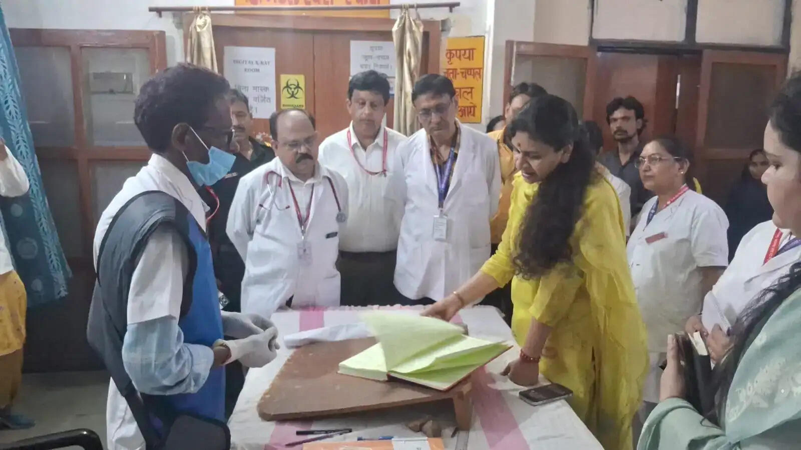उन्होंने निर्देश दिया कि उपलब्ध दवाओं का अधिकतम उपयोग किया जाए और डॉक्टरों व संबंधित कर्मचारियों को दवाओं के स्टॉक की पूरी जानकारी हो।