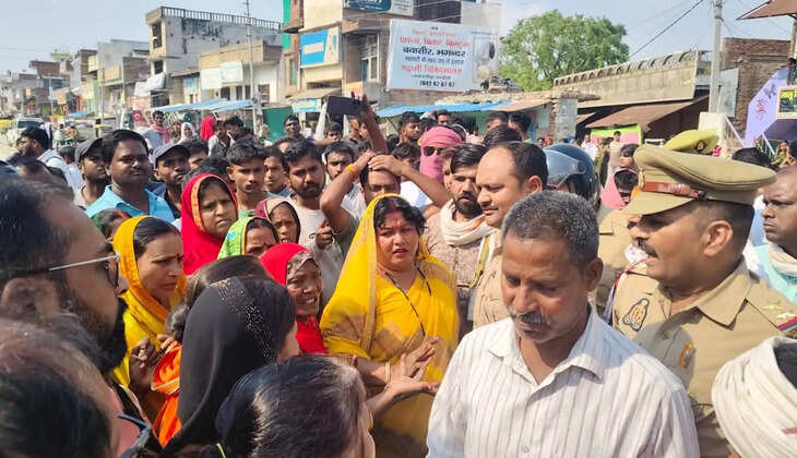 Chandauli News:&nbsp;चंदौली रोड निर्माण में लगी डंफर ने महिला को कुचला, बाजार में मची अफरा-तफरी