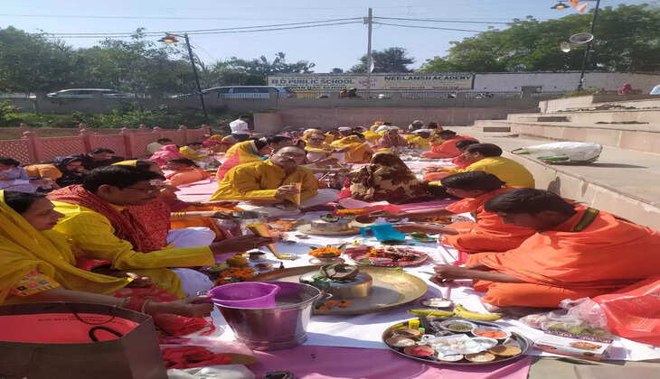 Varanasi News:&nbsp;महाशिवरात्रि 101 दंपतियों ने पार्थिव शिवलिंग का किया अभिषेक