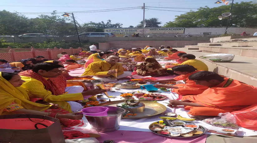 Varanasi News: महाशिवरात्रि 101 दंपतियों ने पार्थिव शिवलिंग का किया अभिषेक