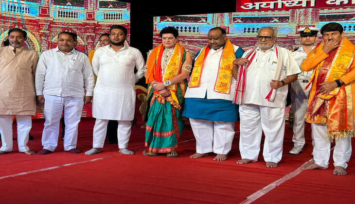 Ayodhya News:&nbsp;अयोध्या के रामकथा पार्क में चल रही फिल्मी सितारों की अयोध्या की रामलीला के तीसरे दिन बतौर मुख्य अतिथि उड़ीसा के राज्यपाल गणेशी लाल के द्वारा उदघाटन किया गया।इस मौके पर विशेष अतिथि दिल्ली बीजेपी सांसद भोजपुरी फिल्मों के अभिनेता मनोज तिवारी रहे।