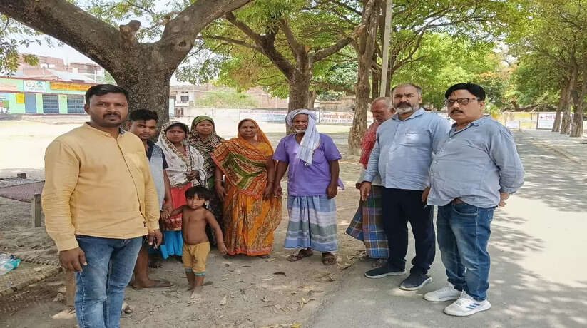 Varanasi News: एडीसीओ और एडीओ ने की मतदान प्रतिशत बढ़ाने की की अपील, हरहुआ और लहरतारा मे चलाया जागरूकता अभियान