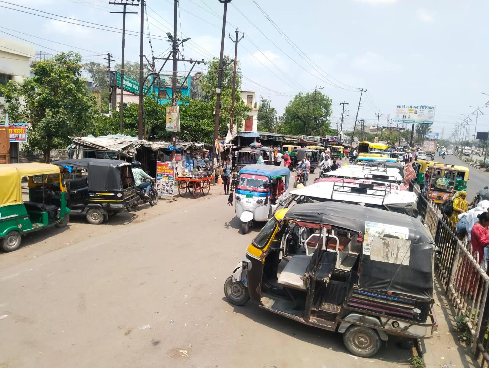 सड़क बनी पुलिस यार्ड, जनता बेहाल… सहजनवा थाने के बाहर हर दिन जाम और हादसे का खतरा