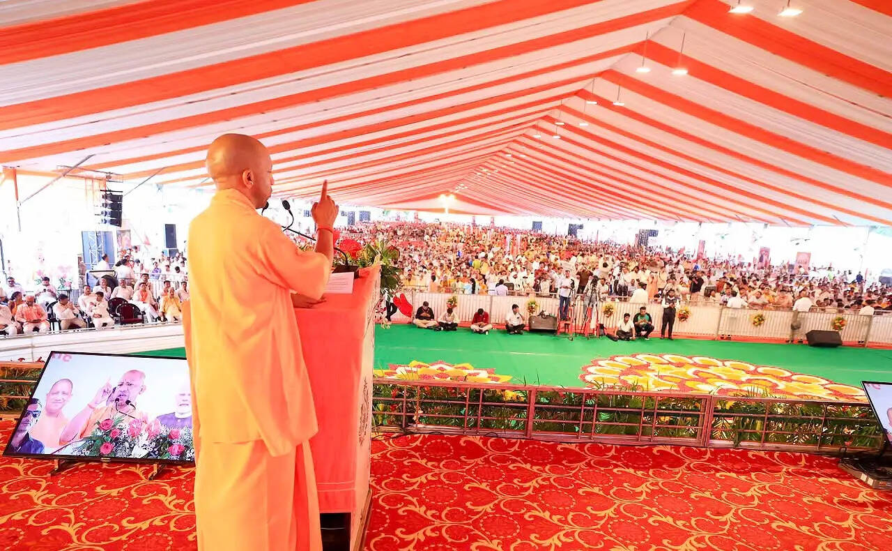 उन्होंने प्रधानमंत्री गरीब कल्याण अन्न योजना का उल्लेख करते हुए कहा कि बिना किसी जाति या वर्ग का भेद किए करोड़ों लोगों तक मुफ्त राशन पहुंचाया जा रहा है।