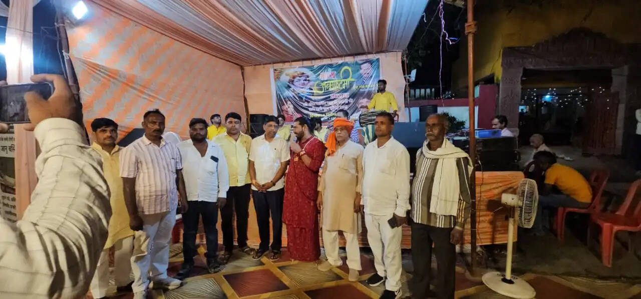 जन्माष्टमी समारोह में पूर्व जिला पंचायत सदस्य अशोक यादव, राजकुमार यादव, सूरज पासी, भाजपा महामंत्री समेत बड़ी संख्या में स्थानीय कार्यकर्ता और श्रद्धालु उपस्थित रहे। अतिथियों और भक्तों की मौजूदगी से आयोजन का उत्साह और बढ़ गया।