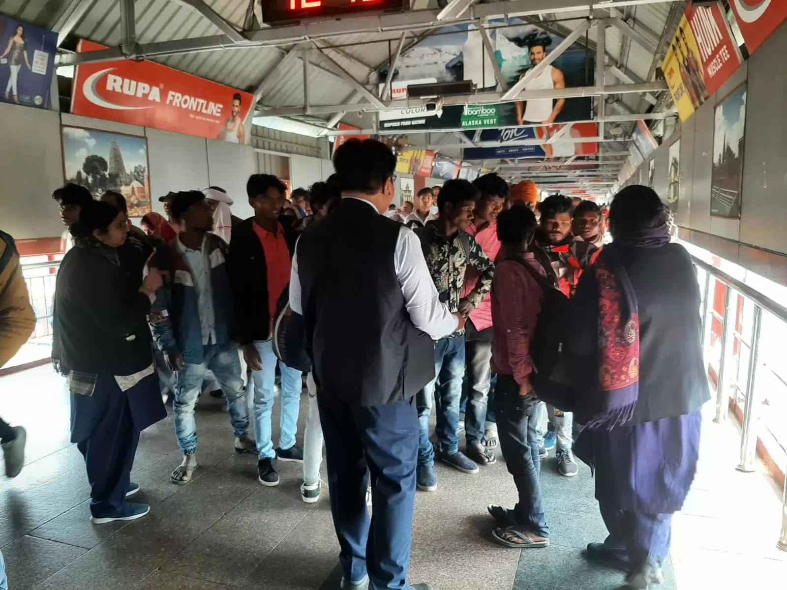 Chandauli News: डीडीयू मंडल में विशेष टिकट चेकिंग अभियान, बिना टिकट यात्रा करने वाले 1690 व्यक्तियों को पकड़ा