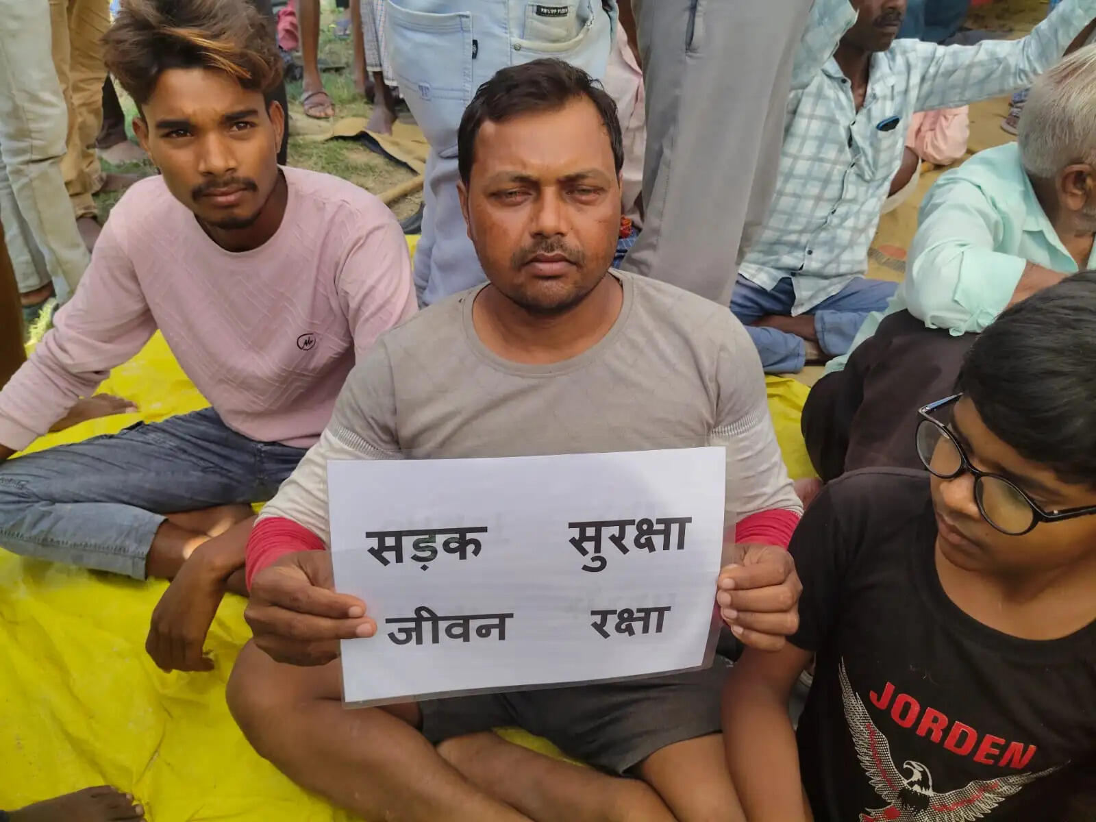 धानापुर में सड़क-नाली के लिए ग्रामीणों की भूख हड़ताल, मांग पूरी होने तक आंदोलन की चेतावनी