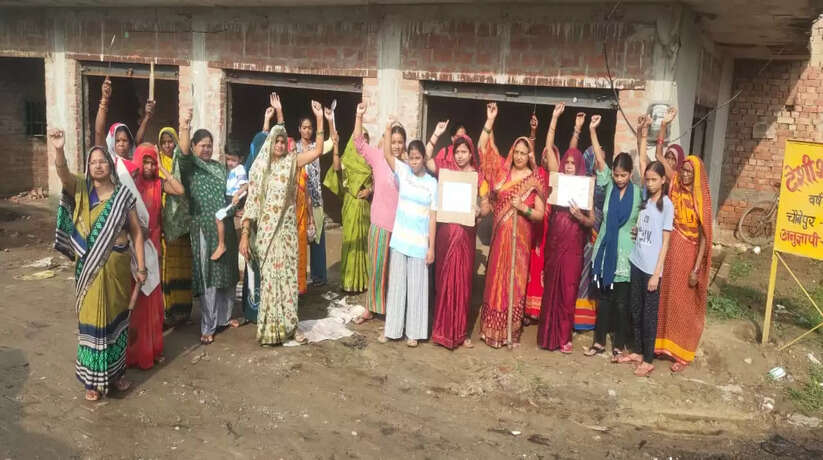 कॉलोनी में शराब ठेका खोलने के विरोध में उबाल, महिलाओं ने चिमटा-बेलन लेकर किया प्रदर्शन