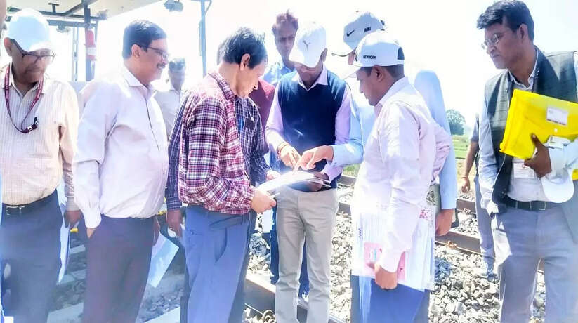 Varanasi News: पूर्वोत्तर सर्किल के रेल अधिकारियों ने BLW में नवनिर्मित बी जी रेल खंड का किया निरीक्षण