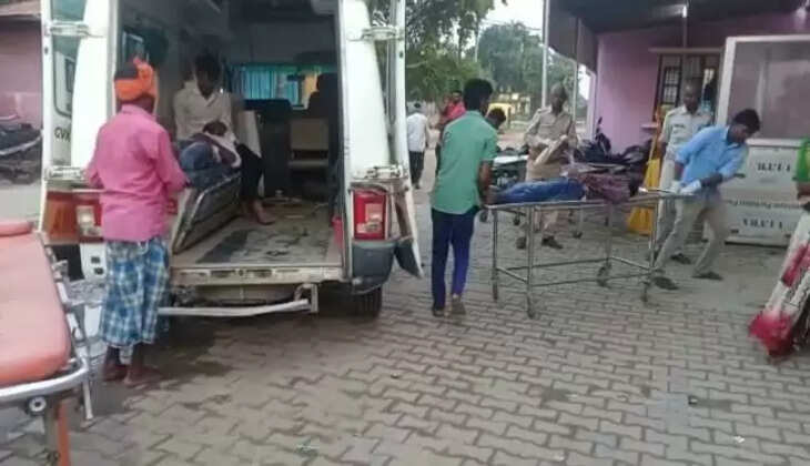 चंदौली:&nbsp;फल की टोकरी ले जा रहे युवक को अनियंत्रित बाइक सवार ने मारी टक्कर, दोनों की हालत गंभीर