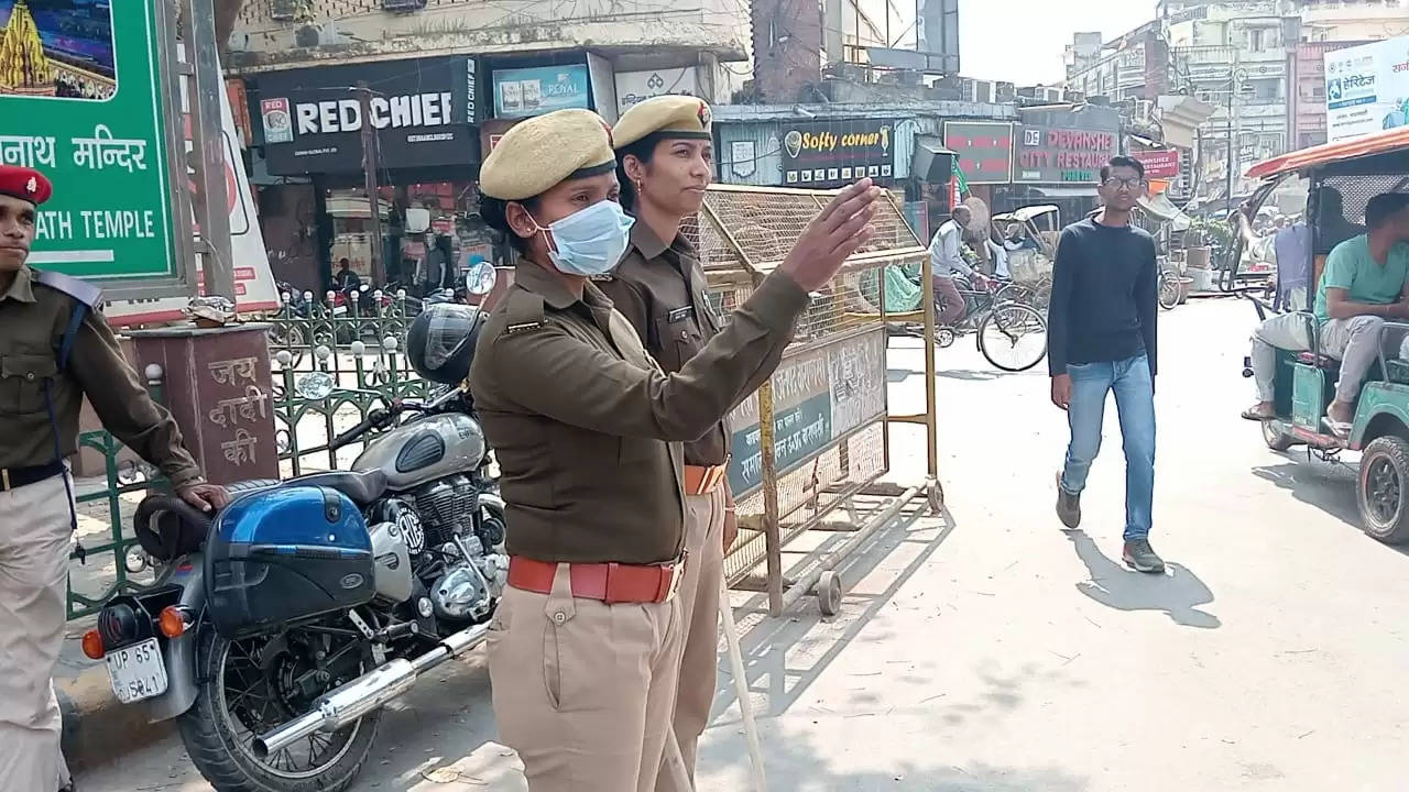 Varanasi News: महिला पुलिस ने बहुत ही अच्छे से ट्रैफिक व्यवस्था को लेकर बहुत ही सराहनी कार्य किया 