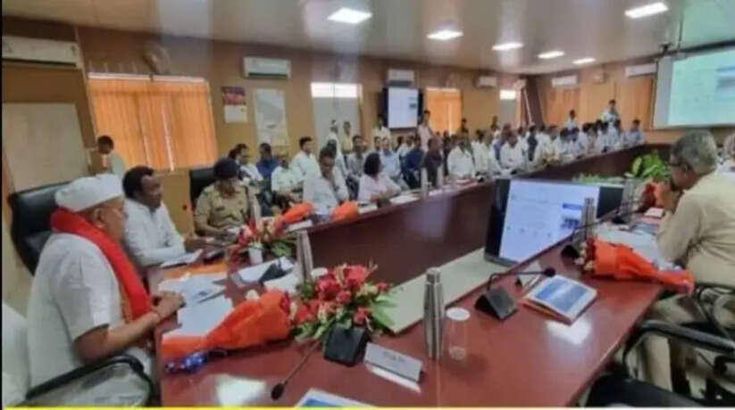 Ayodhya News: जनपद के प्रभारी मंत्री सूर्य प्रताप शाही ने कलेक्ट्रेट सभागार मे विभागीय अधिकारियों के साथ समीक्षा बैठक की। बैठक में अयोध्या में चल रहे विकास कार्यों के अलावा दीपोत्सव व श्री राम जन्म भूमि प्राण प्रतिष्ठा महोत्सव की तैयारी को लेकर अधिकारियों को निर्देशित किया।