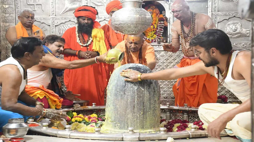 सीएम योगी ने विधि विधान से की बाबा महाकाल की पूजा