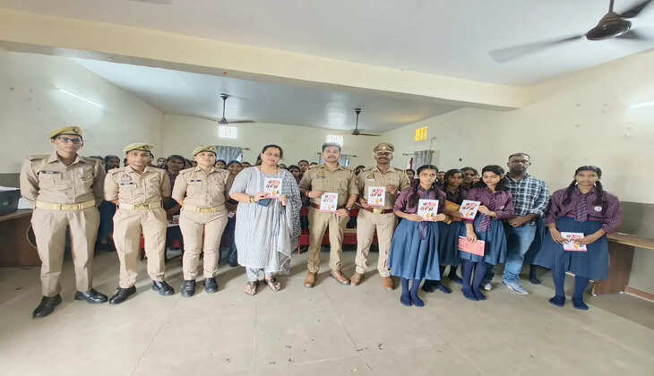 &nbsp;सहजनवा में मिशन शक्ति 5.0 के तहत पुलिस ने छात्राओं को महिला सुरक्षा और हेल्पलाइन की जानकारी दी। स्कूली वाहनों, ई-रिक्शा और रिक्शा के दस्तावेज व सुरक्षा मानकों की जांच हुई।