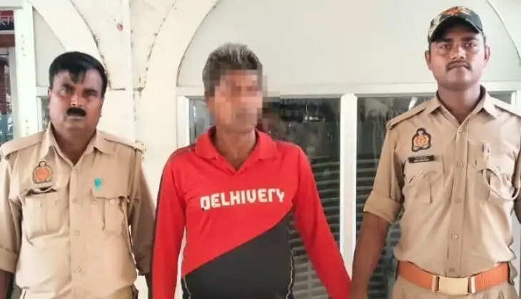 चंदौली पुलिस की कार्रवाई, न्यायालय के वारंट पर प्रतापपुर निवासी पुष्पेन्दर सिंह गिरफ्तार  कैनाल एंड ड्रेनेज एक्ट से जुड़े वर्ष 2019 के मामले में वांछित वारंटी को पुलिस ने घर से पकड़ा  चंदौली। जनपद में न्यायालय से जारी वारंट के अनुपालन में चंदौली थाना पुलिस ने एक वारंटी को गिरफ्तार किया है। पुलिस ने 8 अक्टूबर 2026 को प्रतापपुर गांव स्थित उसके घर से पुष्पेन्दर सिंह (करीब 54 वर्ष) को पकड़ा। आरोपी के खिलाफ उत्तरी भारत कैनाल एंड ड्रेनेज एक्ट से संबंधित मामले में न्यायालय द्वारा वारंट जारी किया गया था। गिरफ्तारी के बाद पुलिस अग्रिम विधिक कार्रवाई में जुटी है।  पुलिस से मिली जानकारी के अनुसार, उच्चाधिकारियों के निर्देशन और प्रभारी निरीक्षक बिंदेश्वर प्रसाद पांडेय के नेतृत्व में वारंटियों की गिरफ्तारी के लिए कार्रवाई की जा रही है। इसी क्रम में थाना चंदौली की टीम ने न्यायालय के आदेश पर प्रतापपुर निवासी पुष्पेन्दर सिंह पुत्र मरकण्डेय सिंह को गिरफ्तार किया।  यह मामला विशेष न्यायिक मजिस्ट्रेट, चंदौली से संबंधित वाद संख्या 12/2019 का है। पुलिस के अनुसार, मामला उत्तरी भारत कैनाल एंड ड्रेनेज एक्ट, 1908 की धारा 70 से संबंधित है। न्यायालय से जारी वारंट के आधार पर पुलिस ने आरोपी को उसके घर से गिरफ्तार किया।  इस कार्रवाई में प्रभारी निरीक्षक बिंदेश्वर प्रसाद पांडेय, उपनिरीक्षक कन्हैया लाल मौर्य और कांस्टेबल राजकुमार सरोज शामिल रहे।  पुलिस का कहना है कि न्यायालय से जारी वारंटों के अनुपालन में आवश्यक कार्रवाई की जा रही है। गिरफ्तार व्यक्ति के संबंध में आगे की विधिक प्रक्रिया पूरी की जा रही है।