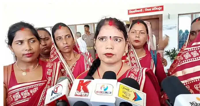 बीसी सखियों ने अपने और परिवार की सामाजिक सुरक्षा से जुड़ी मांगें भी प्रशासन के सामने रखीं। उन्होंने आयुष्मान कार्ड उपलब्ध कराने, साथ ही ₹20 लाख का बीमा कवर दिए जाने की मांग की। इसके अलावा ₹75 हजार तक कर्ज माफी की मांग भी ज्ञापन में शामिल की गई है।