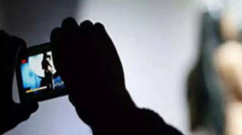 Agra News: आगरा में एक अजीबो गरीब मामला सामने आया है, जहां खुद एक मां ने अपनी बेटी की शर्मनाक करतूत के खिलाफ पुलिस में शिकायत दर्ज की है। आरोप है कि बेटी वीडियो कॉलों पर गैर मर्दों से बात करती है।