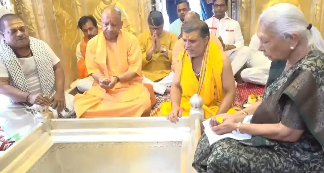 Varanasi News: आनंदीबेन पटेल और योगी आदित्यनाथ का वाराणसी दौरा, काशी विश्वनाथ धाम में किया जलाभिषेक