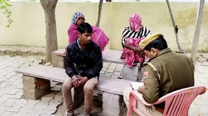 दी ने पोते के खिलाफ दर्ज कराई शिकायत वहीं पुलिस का कहना है कि कमला नाम की महिला ने थाने में शिकायत दर्ज कराई थी कि उसका पोता उसकी बहू को लेकर फरार हो गया. दोनों को हर जगह ढूंढा गया लेकिन दोनों का कुछ भी पता नहीं चल सका. मथुरागेट के एसआई रामवीर सिंह ने बताया कि महिला की शिकायत पर मामला दर्ज कर लिया गया है. दोनों की तलाश की जा रही है.