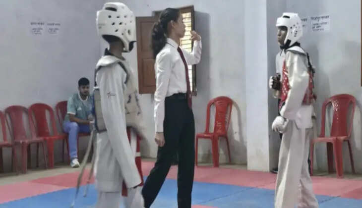 राज्य स्तरीय ताइक्वांडो प्रतियोगिता में खिलाड़ियों ने दिखाया दम 16 मंडलों के करीब 300 खिलाड़ी ले रहे हिस्सा, तीसरे दिन 135 खिलाड़ियों ने किया प्रतिभा का प्रदर्शन  सहजनवां (गोरखपुर)। मुरारी इंटर कॉलेज, सहजनवां में आयोजित पांच दिवसीय राज्य स्तरीय ताइक्वांडो प्रतियोगिता के तीसरे दिन सोमवार को बालक वर्ग के मुकाबले हुए। प्रदेश के 16 मंडलों से पहुंचे खिलाड़ियों ने विभिन्न आयु और भार वर्गों में अपनी खेल प्रतिभा का प्रदर्शन किया। दिनभर चले मुकाबलों में खिलाड़ियों के बीच कड़ा संघर्ष देखने को मिला।  प्रतियोगिता में अंडर-14, अंडर-17 और अंडर-19 आयु वर्ग के करीब 300 खिलाड़ी हिस्सा ले रहे हैं। तीसरे दिन 135 खिलाड़ियों ने अलग-अलग भार वर्गों में मुकाबले किए। सुबह से ही प्रतियोगिता स्थल पर खिलाड़ियों के बीच रोमांचक मुकाबले देखने को मिले। खिलाड़ियों ने तकनीक और आक्रामक खेल के साथ अनुशासन और खेल भावना का भी परिचय दिया।  अंडर-14 के 23 किलोग्राम भार वर्ग में लखनऊ मंडल के देव ने शानदार प्रदर्शन करते हुए स्वर्ण पदक हासिल किया। बरेली मंडल के हिमांशु ने रजत पदक जीता। गोरखपुर मंडल के यश और आगरा मंडल के श्रेयस को कांस्य पदक मिला।  इसी आयु वर्ग के 25 किलोग्राम भार वर्ग में बरेली मंडल के इंद्रजीत ने बेहतर प्रदर्शन करते हुए स्वर्ण पदक अपने नाम किया। मुरादाबाद मंडल के वंश को रजत पदक मिला, जबकि लखनऊ के गुरुमीत और कानपुर के आयुष ने कांस्य पदक हासिल किया।  17 रेफरी करा रहे निष्पक्ष मुकाबले  प्रतियोगिता के मुकाबलों को निर्धारित नियमों के तहत निष्पक्ष तरीके से संपन्न कराने के लिए 17 रेफरी की टीम तैनात की गई है। इसमें 14 पुरुष और तीन महिला रेफरी शामिल हैं। रेफरी खिलाड़ियों की तकनीक, प्रदर्शन और खेल के नियमों के आधार पर मुकाबलों का संचालन कर रहे हैं।  अधिकारियों ने बढ़ाया खिलाड़ियों का उत्साह  प्रतियोगिता स्थल पर शिक्षा विभाग के अधिकारियों और विद्यालय के शिक्षकों की मौजूदगी रही। संयुक्त शिक्षा निदेशक, सप्तम मंडल गोरखपुर सतीश सिंह, जिला विद्यालय निरीक्षक गोरखपुर अजीत कुमार सिंह और विद्यालय के प्रधानाचार्य मेजर साकेत समेत आयोजन समिति से जुड़े लोगों ने खिलाड़ियों का उत्साह बढ़ाया।  अधिकारियों ने खिलाड़ियों को अनुशासन और खेल भावना के साथ बेहतर प्रदर्शन करने के लिए प्रेरित किया। प्रतियोगिता को लेकर खिलाड़ियों, प्रशिक्षकों और खेल प्रेमियों में उत्साह बना हुआ है।  प्रतियोगिता के आगामी दिनों में अंडर-14, अंडर-17 और अंडर-19 वर्ग के विभिन्न भार वर्गों में मुकाबले होंगे। प्रदेश के अलग-अलग मंडलों से पहुंचे खिलाड़ियों के प्रदर्शन पर खेल प्रेमियों की नजर बनी हुई है।