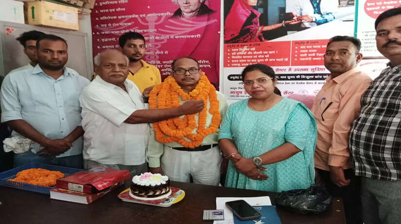 गोरखपुर में सेवा निवृत्त स्वास्थ्य कर्मी की भावभीनी विदाई