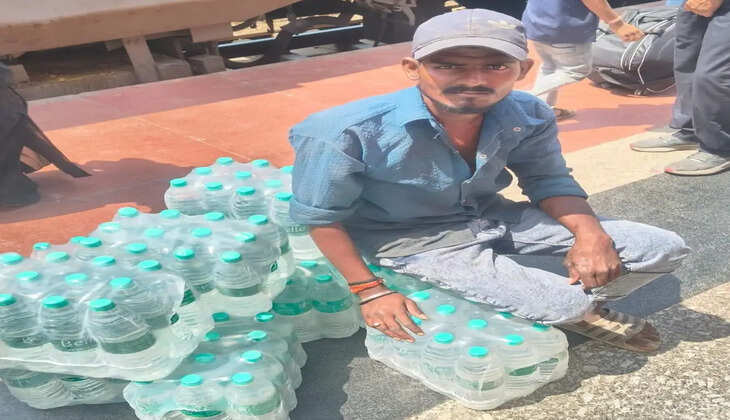 Varanasi News: वाराणसी स्टेशन पर उत्तर रेलवे का बड़ा अभियान, फरक्का एक्सप्रेस से अनधिकृत पेय सामग्री बरामद