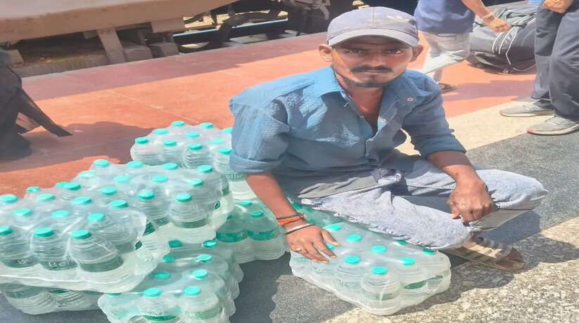Varanasi News: वाराणसी स्टेशन पर उत्तर रेलवे का बड़ा अभियान, फरक्का एक्सप्रेस से अनधिकृत पेय सामग्री बरामद