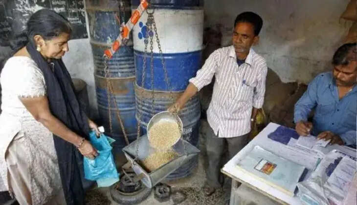 सहजनवां में राशन की बोरियों के वजन पर उठे सवाल, कम अनाज मिलने की शिकायत