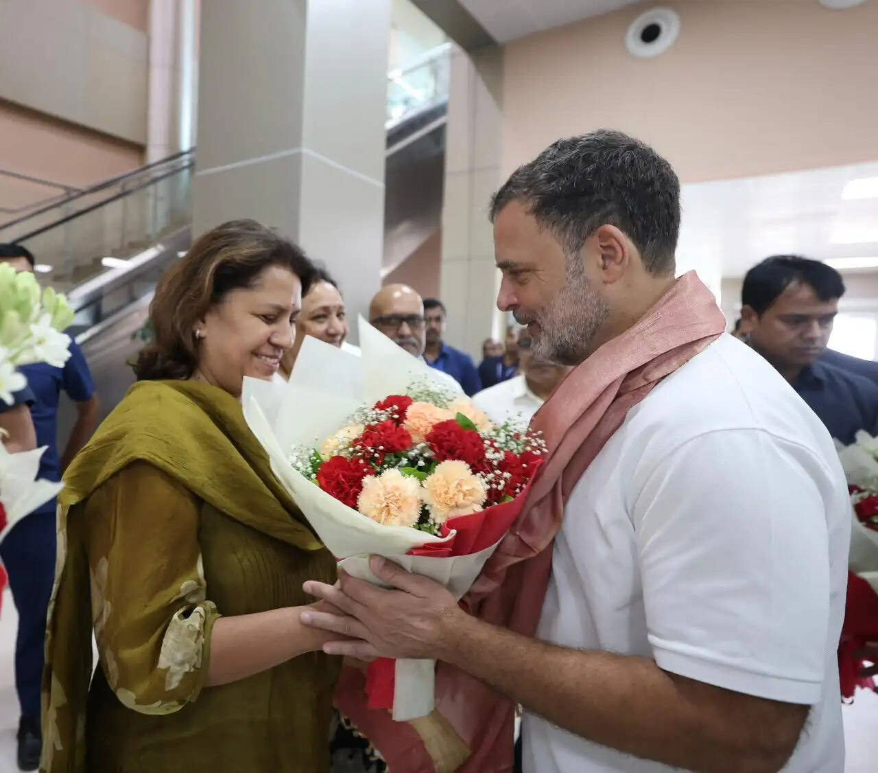 कार्यक्रम के लिए बड़े स्तर पर पंडाल तैयार किया गया है। इसके पीछे वीआईपी लाउंज और मेहमानों के लिए अलग व्यवस्था की गई है।