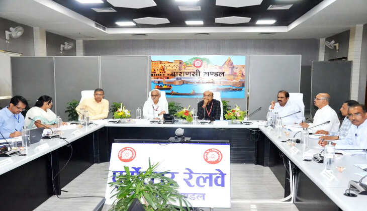 वाराणसी में रेलवे बोर्ड की उच्चस्तरीय बैठक संपन्न, विद्युत उपकरणों के मानकीकरण और सुरक्षित ट्रेन संचालन पर मंथन