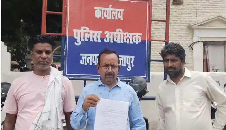 मिर्जापुर के कटरा कोतवाली क्षेत्र में नगर पालिका परिषद की सार्वजनिक जमीन पर कथित अवैध कब्जे और फर्जी दस्तावेज तैयार करने का मामला सामने आया है। स्थानीय निवासी उबैद अहमद ने जिला प्रशासन और पुलिस अधीक्षक को शिकायत देकर भू-माफियाओं के खिलाफ निष्पक्ष जांच और कड़ी कार्रवाई की मांग की है।