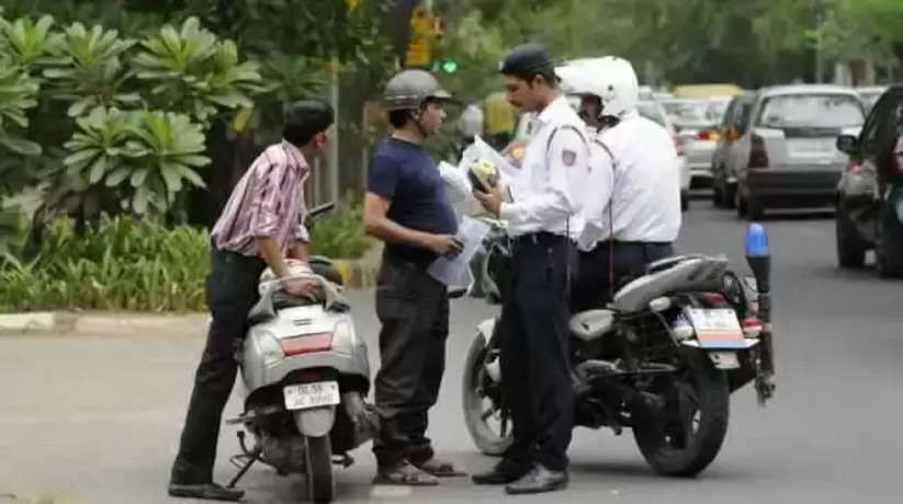 टू व्हीलर वाले हो जाएं सावधान! हेलमेट पहनने पर भी कट सकता है 20 हजार रूपये का चालान