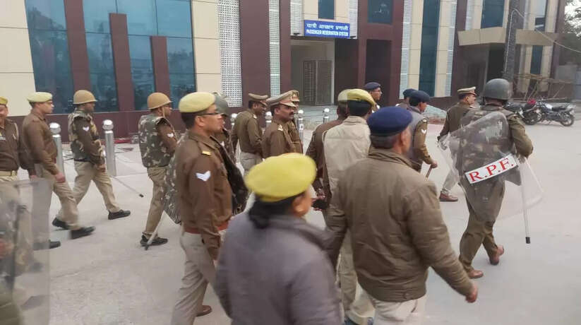 Chandauli News: चंदौली में गणतंत्र दिवस को लेकर अलर्ट पर आरपीएफ और जीआरपी