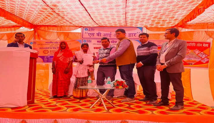 Chandauli news: भारतीय स्टेट बैंक द्वारा स्वयं सहायता समूह, मुद्रा ऋण एवं पीएम स्वनिधि हेतु ऋण वितरण समारोह का कियाआयोजन
