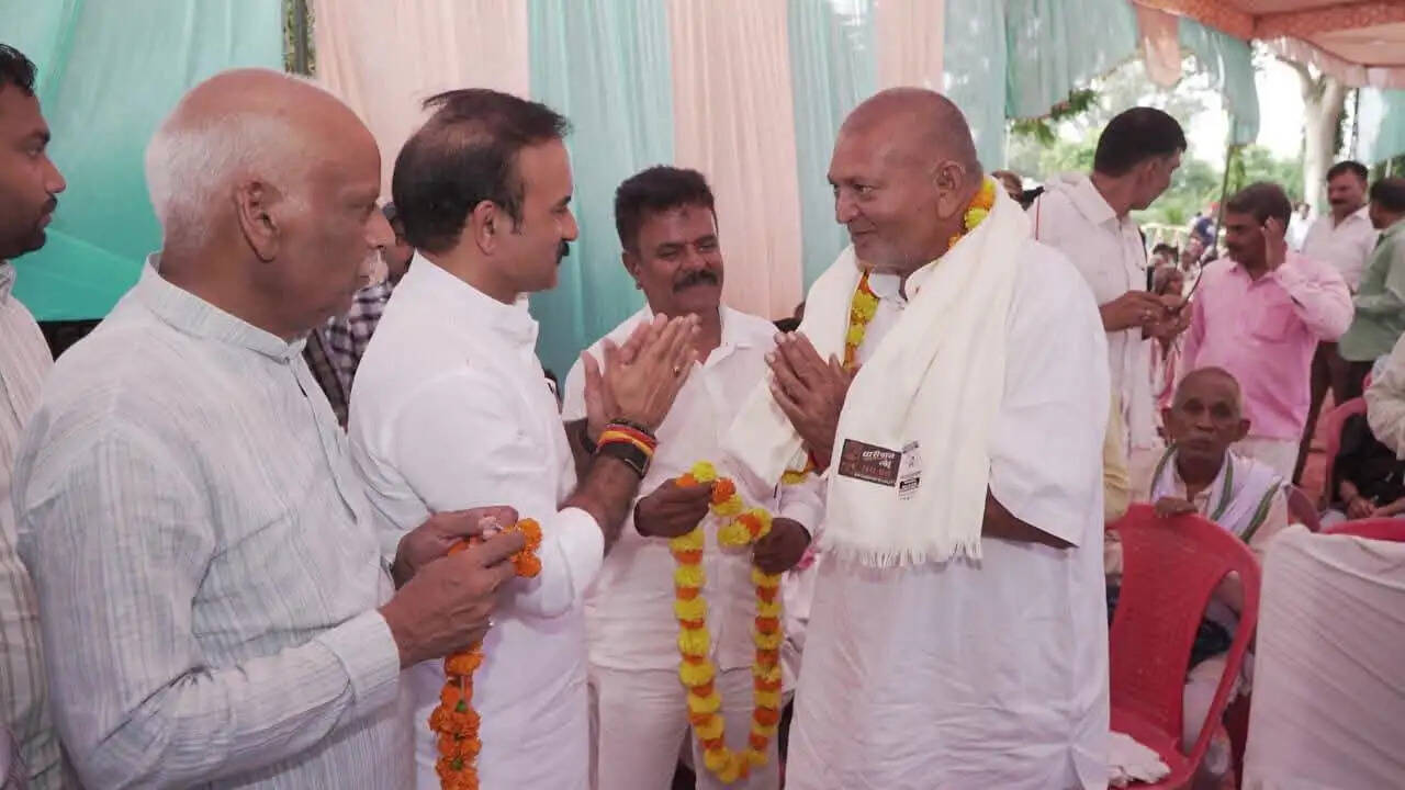 श्रद्धांजलि सभा को संबोधित करते हुए सैयदराजा विधायक सुशील सिंह ने कहा कि शहीदों के मान-सम्मान में किसी प्रकार की कमी नहीं आने दी जाएगी। उन्होंने कहा कि देश के लिए बलिदान देने वाले वीरों का सम्मान समाज और सरकार की जिम्मेदारी है।