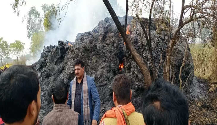 40 बीघे का पुआल जलकर खाक,भाजपा सूर्यमुनि तिवारी ने दिया हर संभव मदद का भरोसा
