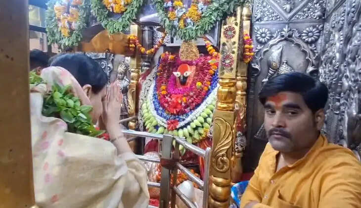 वीआईपी सुविधा छोड़ कतार में लगीं पूर्व डीएम दिव्या मित्तल, मां विंध्यवासिनी के किए दर्शन