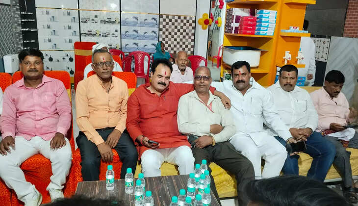 जागृत इलेक्ट्रिक शोरूम का भाजपा जिला अध्यक्ष संजीव सिंह के साथ बीकापुर नगर पंचायत अध्यक्ष राकेश राणा ने सीता काटकर किया उद्घाटन